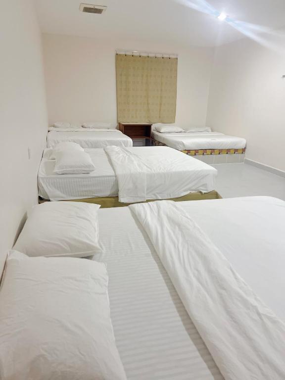 Family room with private bathroom - B&B Kuala Terengganu