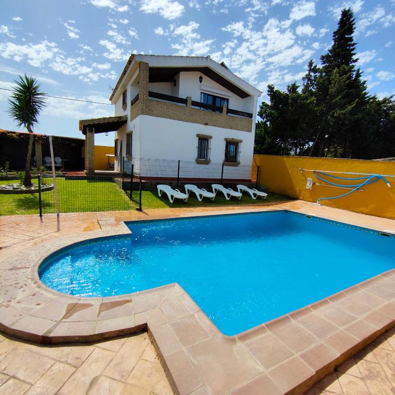 Chalet con piscina privada en Conil - B&B Conil de la Frontera
