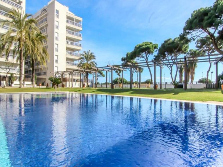 Beachfront Apartment with Pool and Garden S Abanell Blanes - B&B Blanes