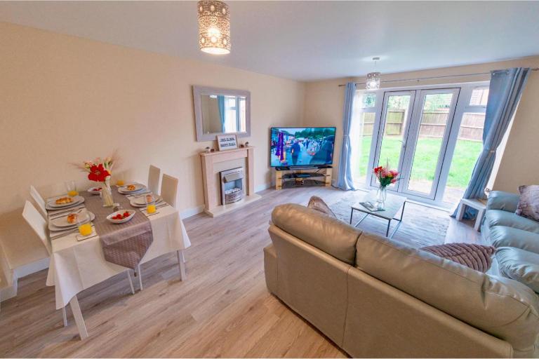 Cosy Home-Sleeps 5- Private Garden- Free Parking - Chambres d'hôtes Corby