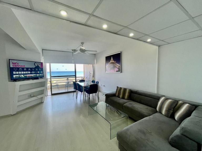Sea View Suite in Makenzy - B&B Larnaka