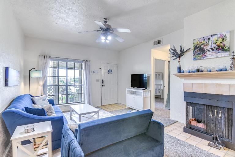 1 Mi to Beach! East End Galveston Condo w/ Pool - B&B Galveston