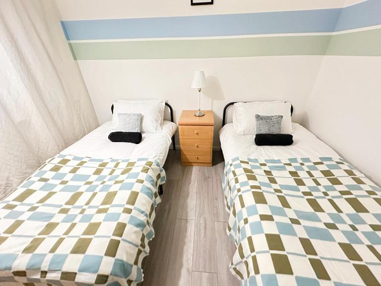 Spacious Luton Airport Accommodation - Perfect for Contractors, Families, Tourists & Long Stays - Ferienwohnung Luton