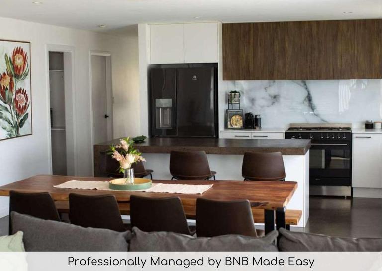 Home Away From Home - Contemporary Sophistication - B&B Dubbo