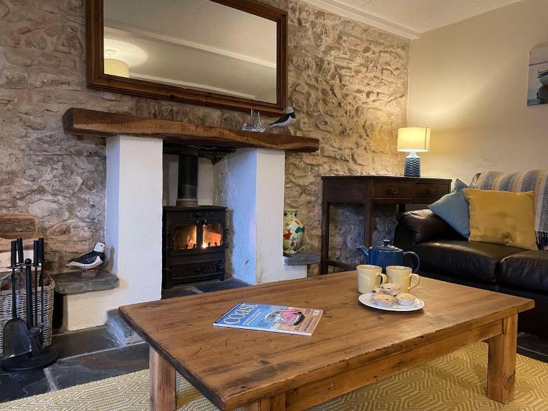 Family-friendly cottage - walk to stunning beach - B&B Angle