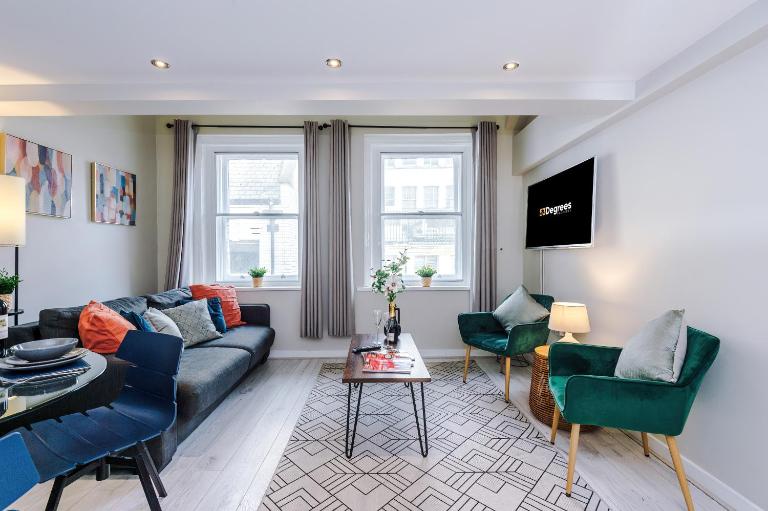 NEW! Stunning City Centre 2-bed apartment in Liverpool by 53 Degrees Property, Ideal for Small Groups, Sleeps 6! - Chambres d'hôtes Liverpool