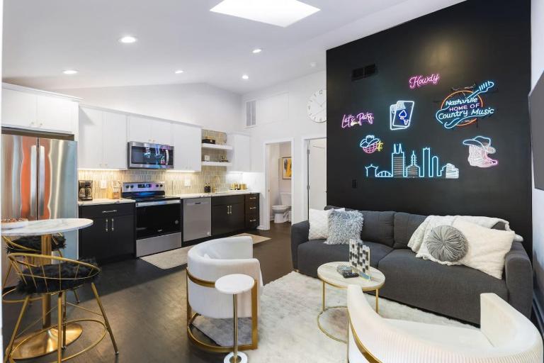 Vibrant Neon Condo Near Restaurants, Coffee and Bars - B&B Nashville