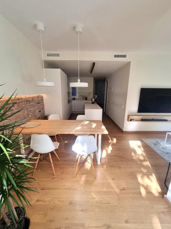 Cozy bedroom with a private bathroom in a shared house - B&B Barcellona