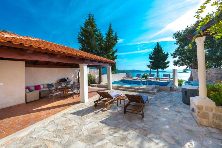 Villa Tereza with Private Pool, Jacuzzi & Sea View - B&B Mlini