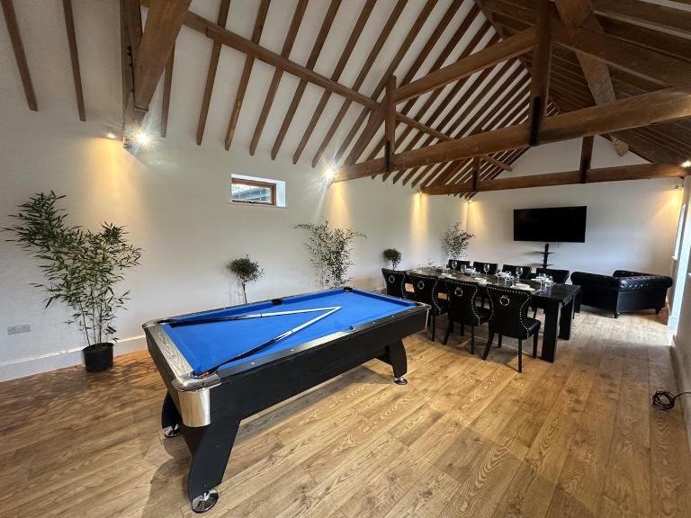 character filled barn renovation - Bed and Breakfast Old Hurst