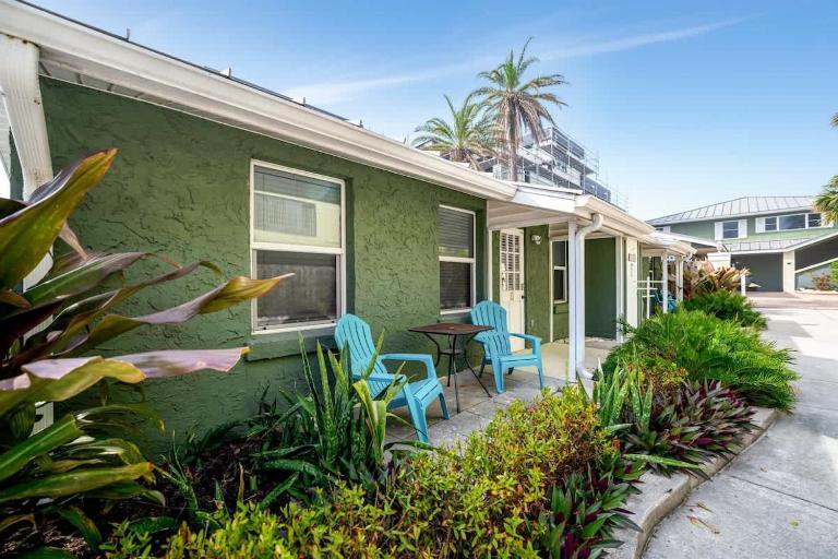 Stones Throw Beachside Bungalow #1 ON THE BEACH - B&B Clearwater Beach