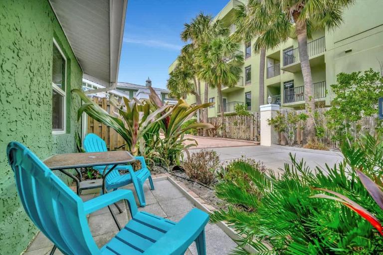 Stones Throw Beachside Bungalow #2 AT THE BEACH - B&B Clearwater Beach
