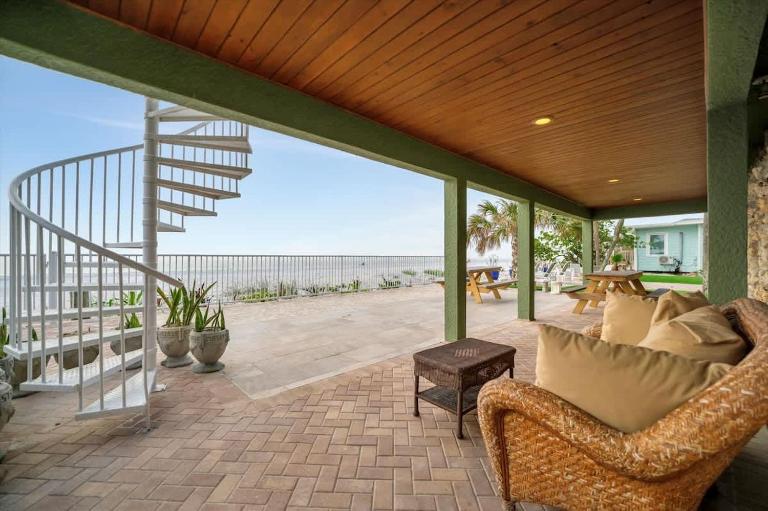 Stones Throw Beachfront Family Suite #3 VIEWS - B&B Clearwater Beach