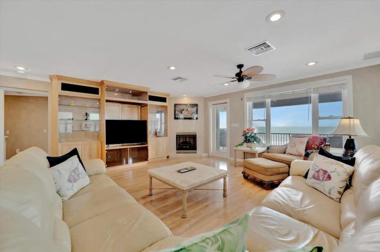 Stones Throw Beachfront Premier Suite #4 VIEWS - B&B Clearwater Beach