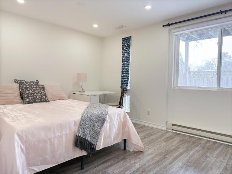 Cozy room with private bath near Don Mills Subway - Ferienwohnung Toronto