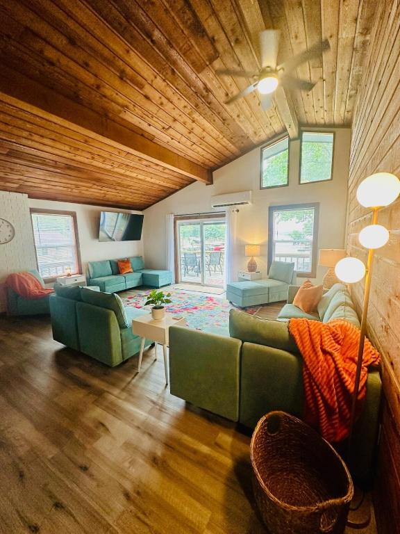 Astonishing view 100 feet from the lake! - B&B Sunrise Beach