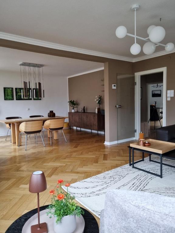 Im Zentrum von Leverkusen, helle 3-Zimmerwohnung 80 m2 - B&B Leverkusen
