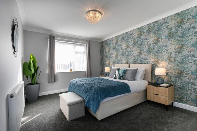 Cosy 4-BDR Family-Friendly House in North Hykeham, with High Speed Free WiFi, Secure Parking, Sleeps Up to 7, Long-Term Stays Allowed! - Bed and Breakfast North Hykeham