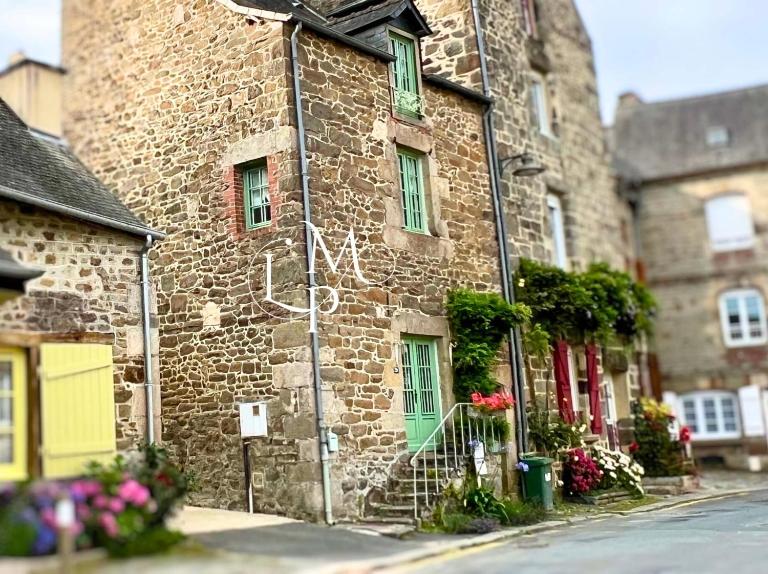 La Petite Madeleine is a Charming 2 Bedroom Pet Friendly Gite situated on Dinan Port - Ferienwohnung Dinan