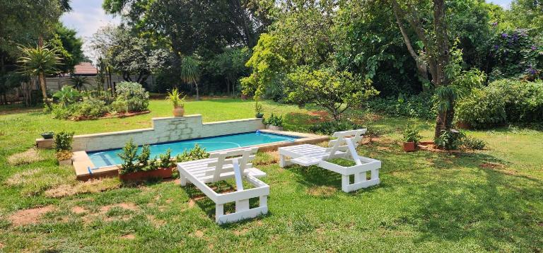 Leafy home in the heart of Linden with Pool - B&B Johannesburgo