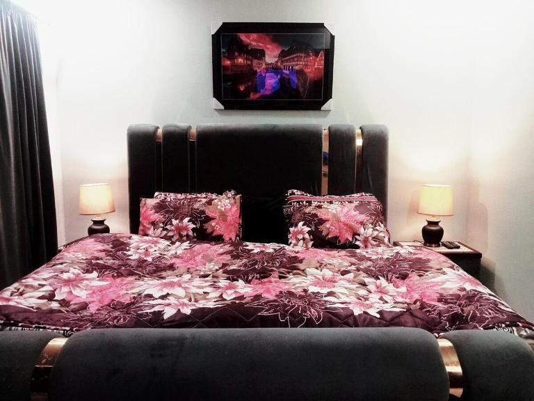 One Bed Luxury Condo Eiffel tower phase 7 - B&B Rawalpindi