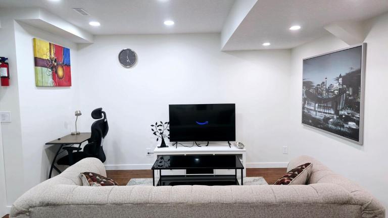 Cozy & Spacious 1-Bedroom SW Calgary near SpruceMeadows - B&B Calgary