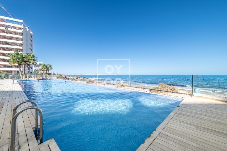 Infinity Blue groundfloor apt, beachfront, heated pool - by OYOOSTAYS - B&B Torrevieja