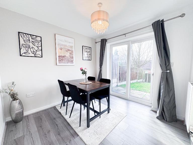 Lokfu Garden By Furnished Accommodation 3 Bedroom House Free Parking Perfect For Contractors and Families - B&B Manchester