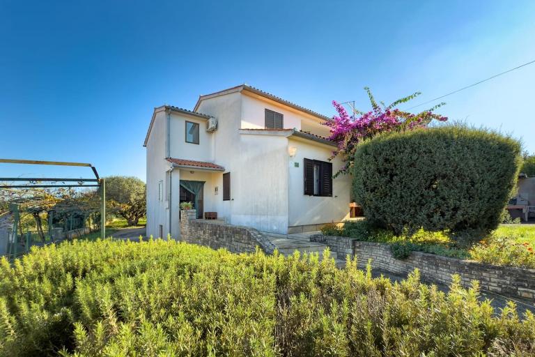 House for 12 people close to the sea - B&B Pola