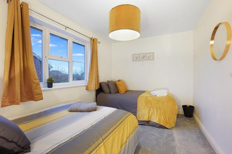 Ashford Stay Parkfarm location Comfortable with Netflix to chill - Ferienwohnung Ashford
