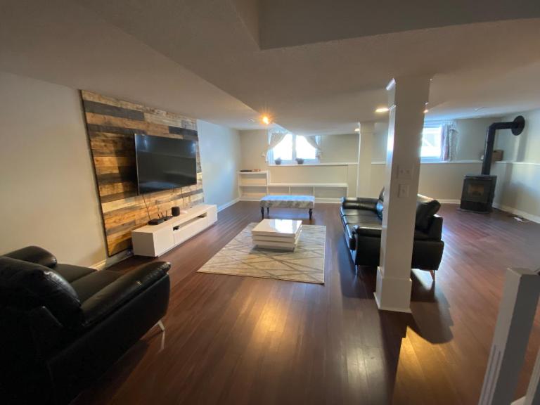 1Bed Cozy Retreat & Spacious Lounge - B&B Yellowknife