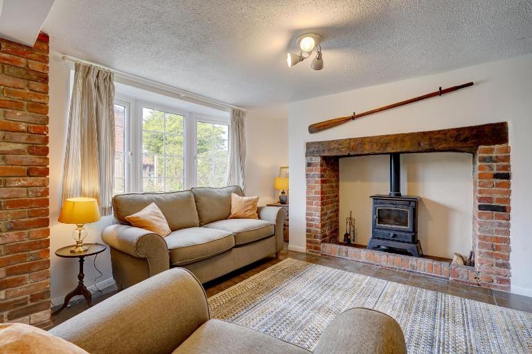 Rose Cottage, Dog-Friendly Village Stay, 2 Minutes from the Beach - B&B Winterton-on-Sea