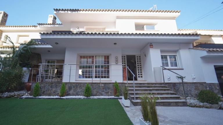 SeaHomes Vacations - Villa Chill & Pool 200m Beach - Ferienwohnung Pineda de Mar