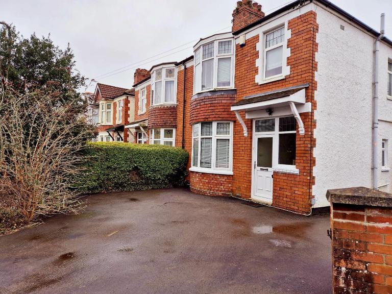 Spacious house with parking in excellent location - B&B Cardiff
