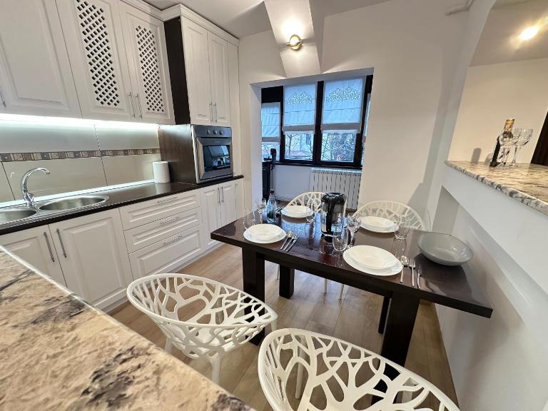 KIRA Apartment - B&B Iași