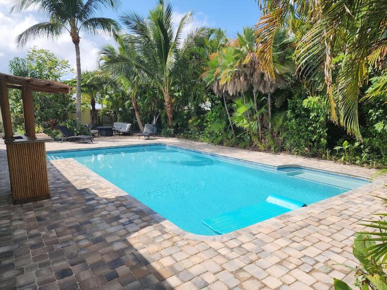 Thumb Point Oasis w Heated Pool walk to beach - Bed and Breakfast Fort Pierce