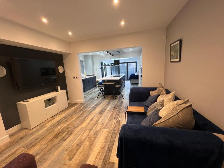 Whole house -Sleeps4-Parking-Garden-BikingHiking - Bed and Breakfast Bury