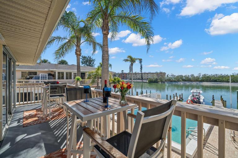 Bayside Escape-Condo w Dock Pool and Near Beach - B&B Sarasota