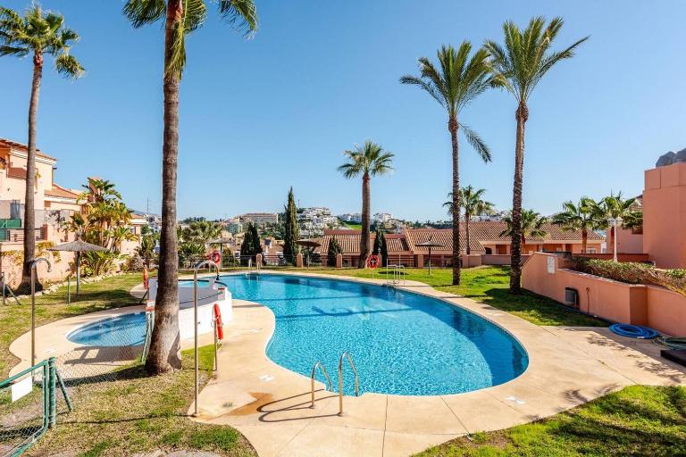 Riviera Retreat with private rooftop and sea views - B&B Mijas