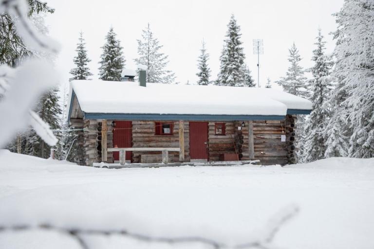 Kaira, kahden makuuhuoneen kelomökki, lukuisten polkujen, polkupyöräreitin sekä kalaisan tunturilammen vieressä - Bed and Breakfast Ruka