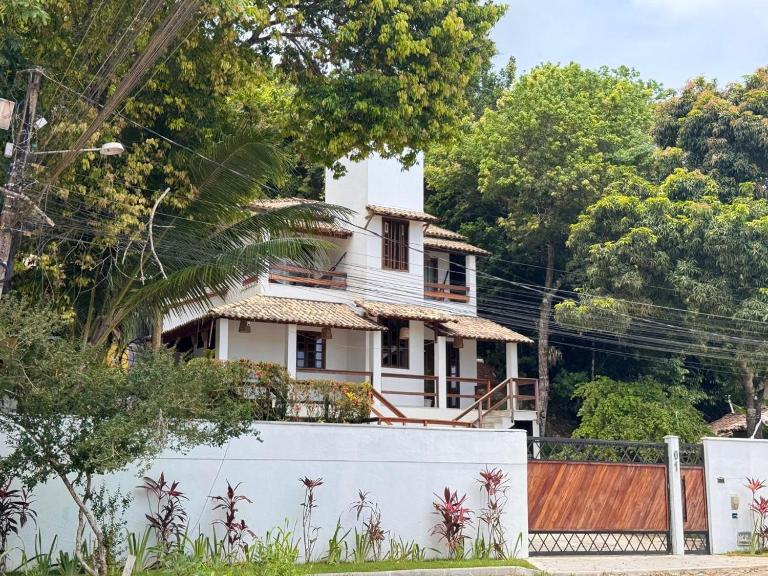 Casa Village Beach Premium - Piscina Privativa Iluminada - 350m da Praia de Taperapuã - Até 12 Hóspedes - 3 Quartos Climatizados sendo 2 Suítes e 1 Semi-Suíte - TV em Todos os Quartos - Garagem para até 3 Carros - Alexa Integrada - Rua da Arena Axé Moi - B&B Porto Seguro