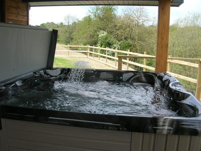 River Lodge Hot Tub Sleeps 6 - Chambres d'hôtes Hundred House