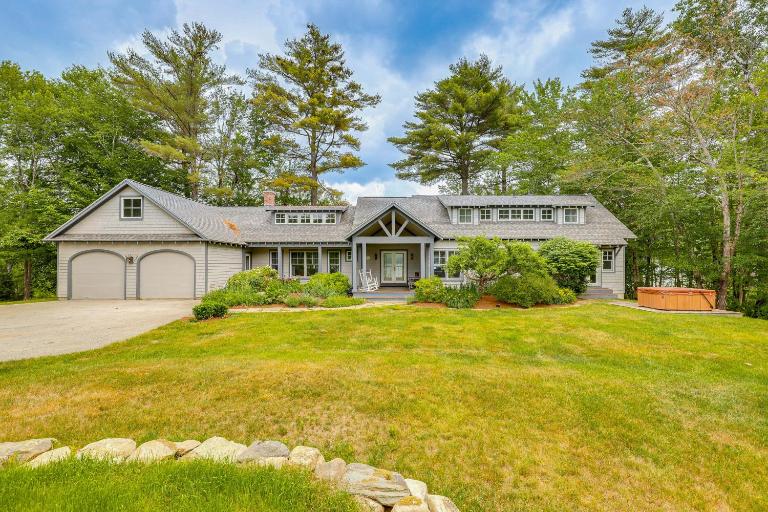 Lakefront New London Retreat w/ Dock & Hot Tub! - Chambres d'hôtes New London