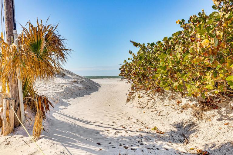 Steps to Shore: Walkable Clearwater Beach Condo - Bed and Breakfast Clearwater Beach
