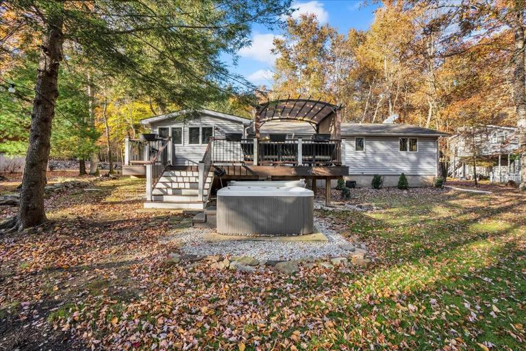 Serene Pocono Escape Hot Tub Lake Access - B&B Albrightsville
