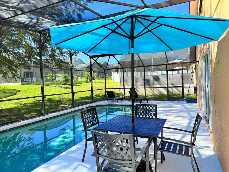 Private pool home, a hop away from Private pool home, a hop away from the Theme Parks - B&B Davenport