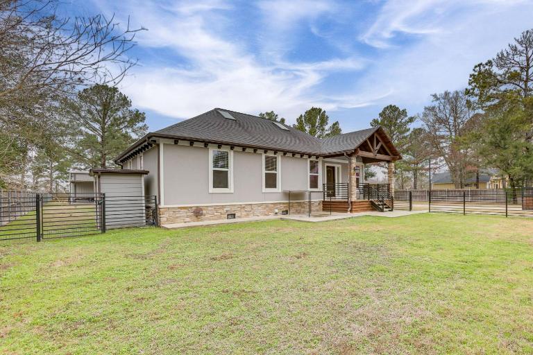 Pets Welcome: Home w/ Deck & Patio in Hockley! - B&B Hockley