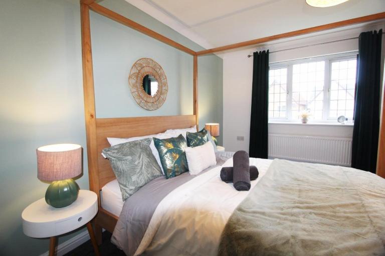 4 Bedroom House Near Manchester Airport, Wythenshawe Hospital and Trafford Centre - B&B Wythenshawe