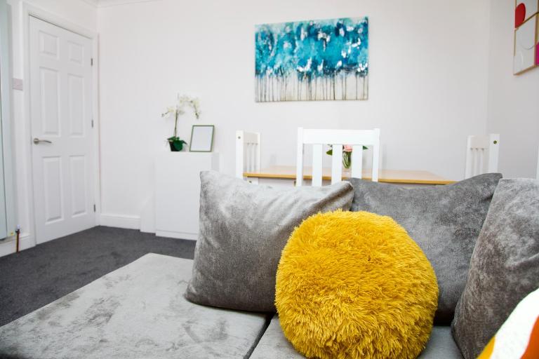 2 Bedroom Ground Floor Flat in Dartford with Free Parking - 20 minutes to London - Chambres d'hôtes Dartford