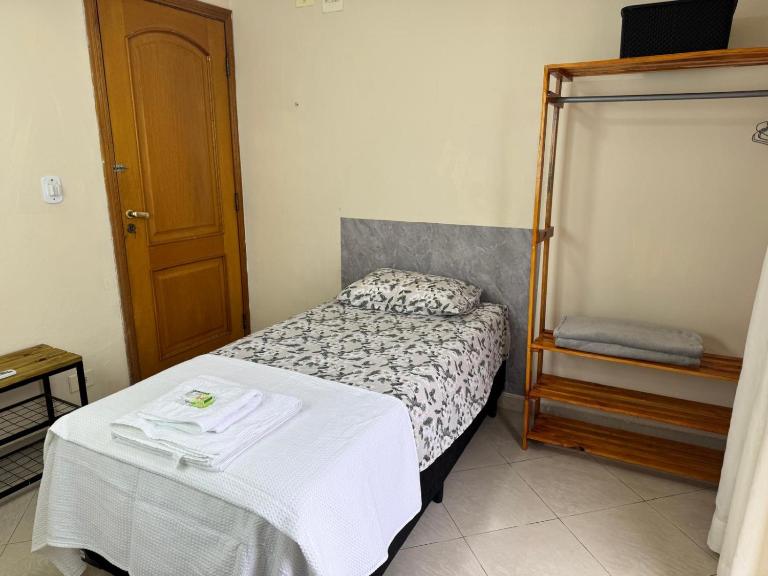 Mansão Adalgisa quarto individual confortável, WC compartilhado quarto de Casal - B&B Osasco